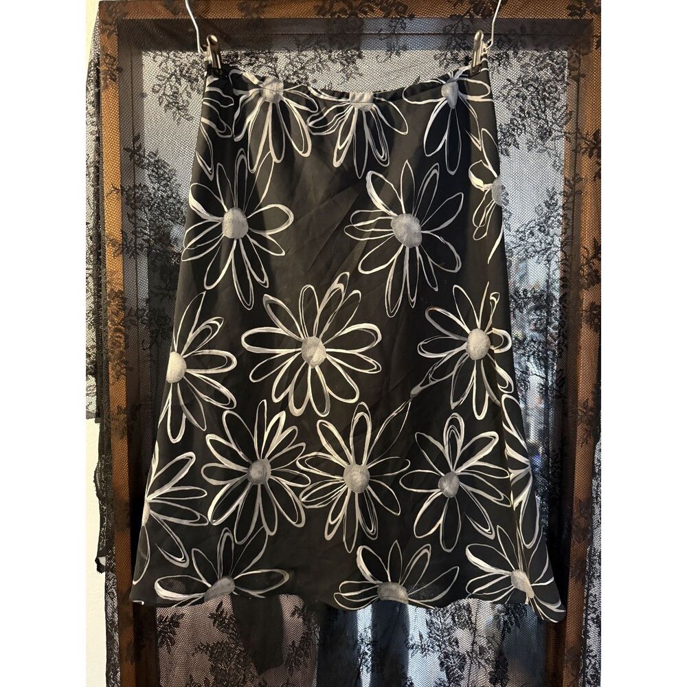 Impressions Lifestyle Black & White Daisy Skirt Size M